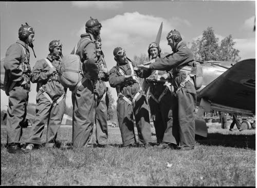 Suomalaislentäjiä Joroisten lentokentällä 29.6.1941. (SA-Kuva)