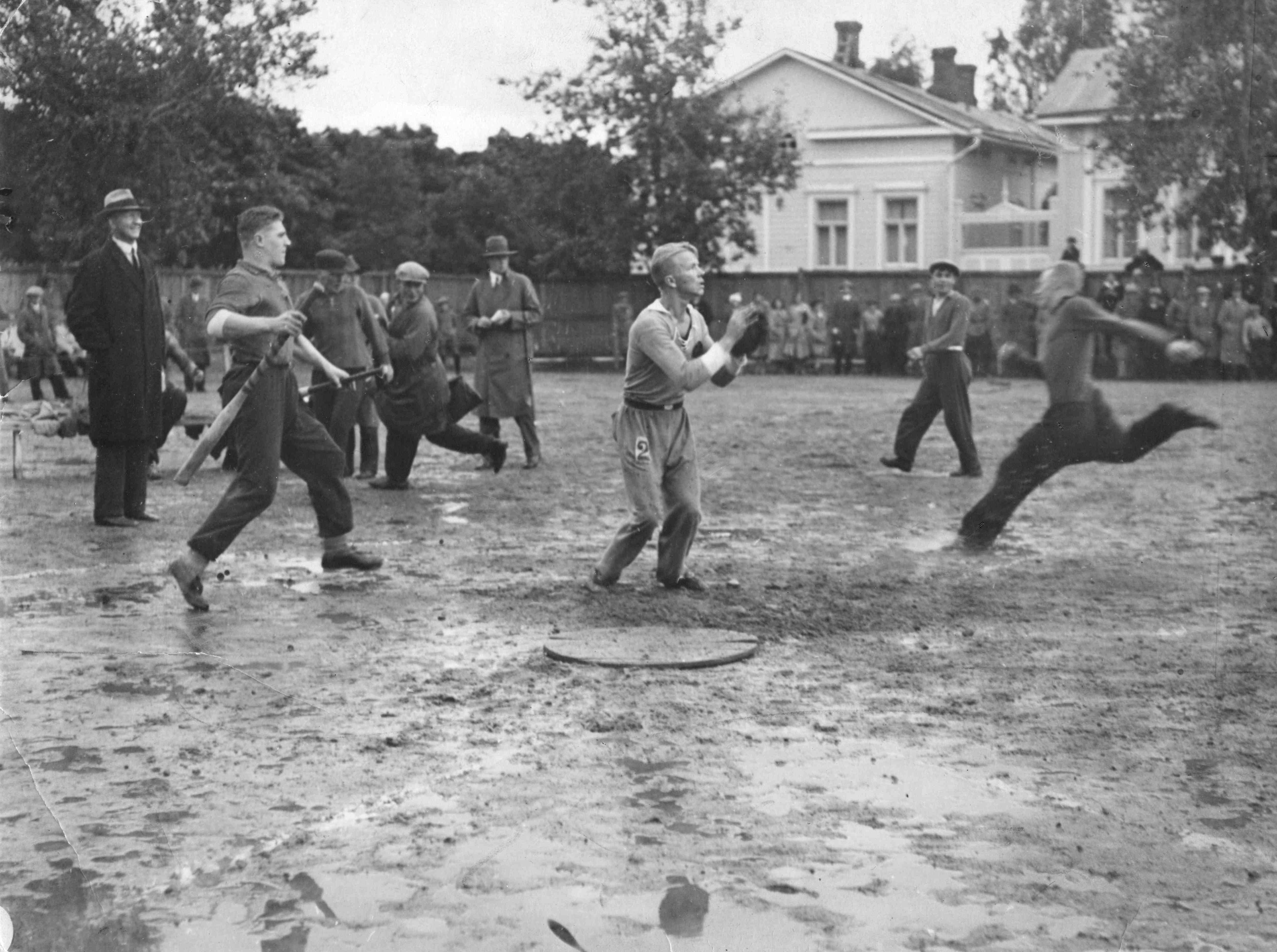 Pesäpallosta tuli 1930-luvun alkuun mennessä suosittu peli suomenkielisessä Suomessa. Heikot kenttäolot eivät estäneet pelaamista. Kuvan ottelu käytiin Viipurissa. (Suomen Urheilumuseo)