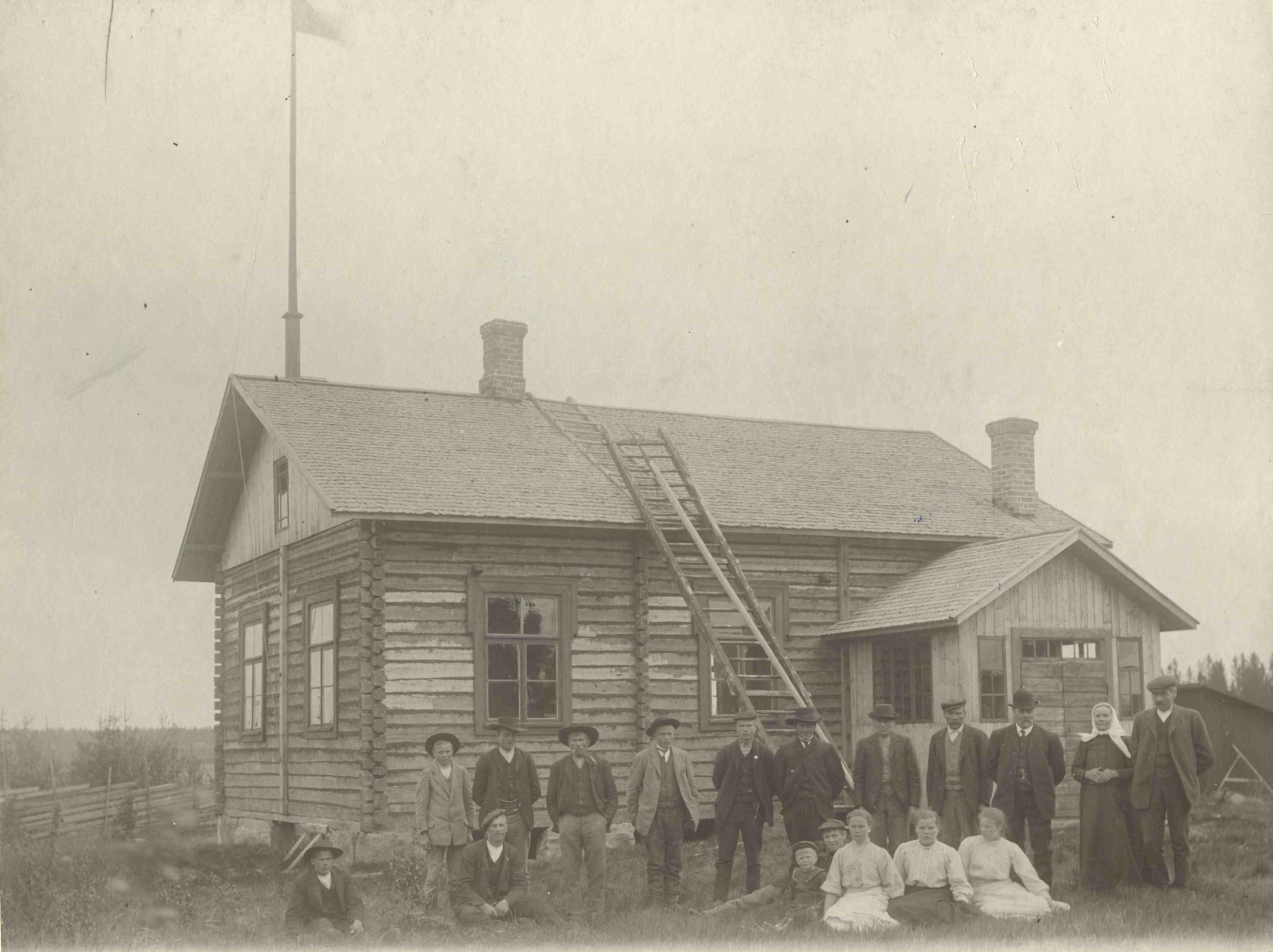 Huittisten Loimankylän työväenyhdistyksen jäseniä talonsa edustalla noin vuonna 1910. (Leppänen, Lauttakylä / Työväen Arkisto)