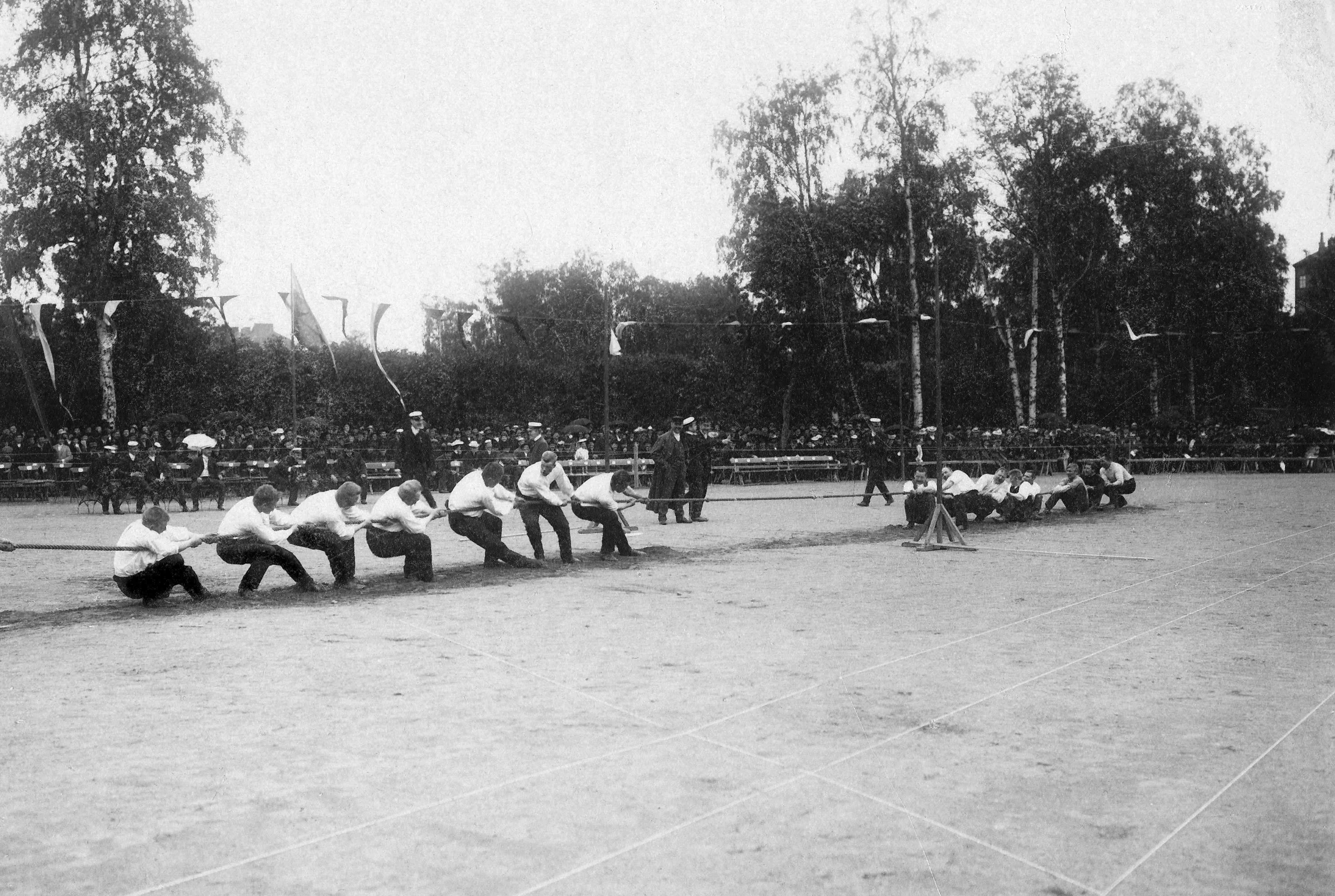 Köydenvetoa Lohjankylän urheilukentällä 1915. (Ilmari Sippolan kotiarkisto)