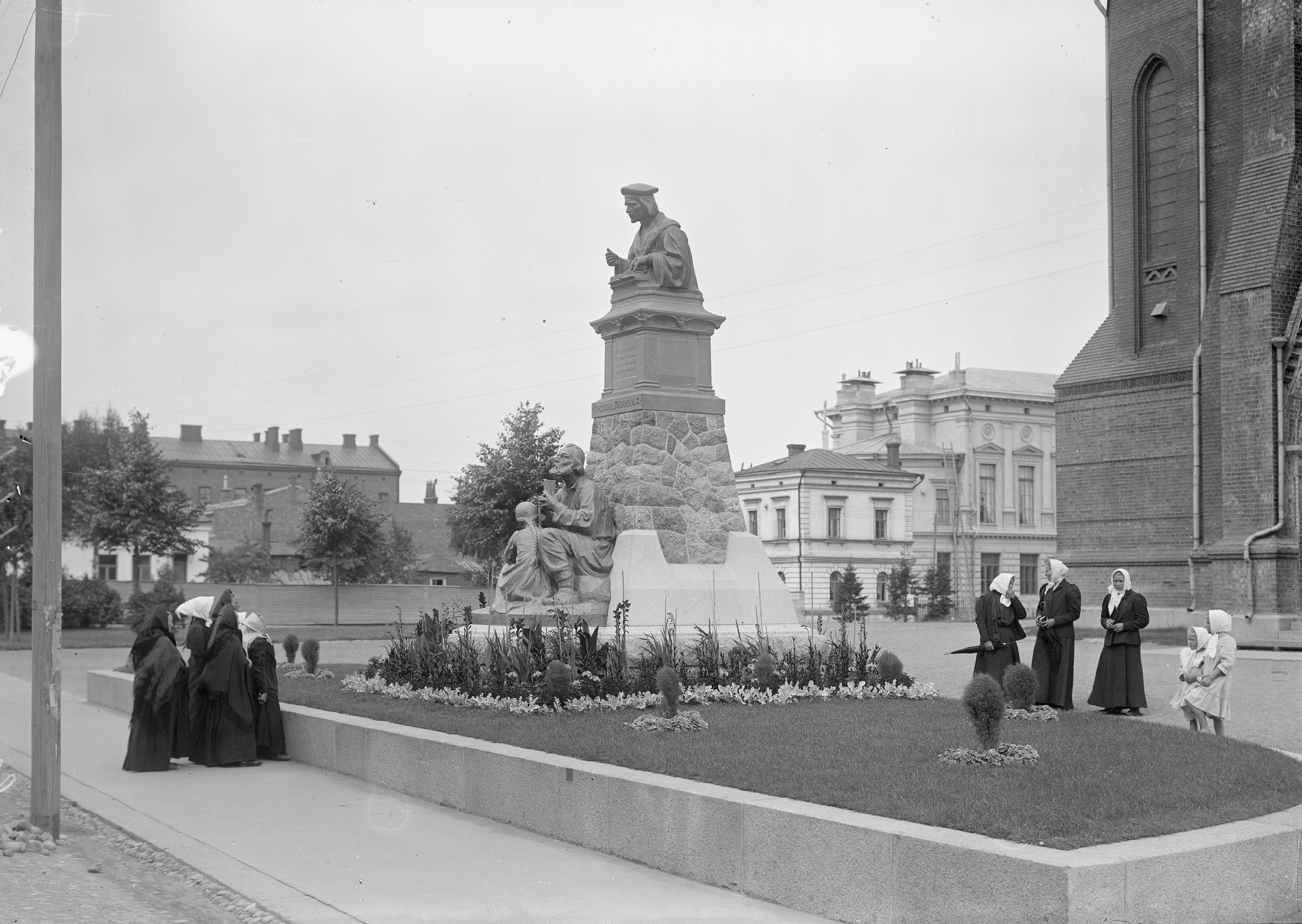 Mikael Agricolan patsas Viipurin tuomiokirkon edustalla 1908 otetussa kuvassa. (M. L. Carstens / Museovirasto)