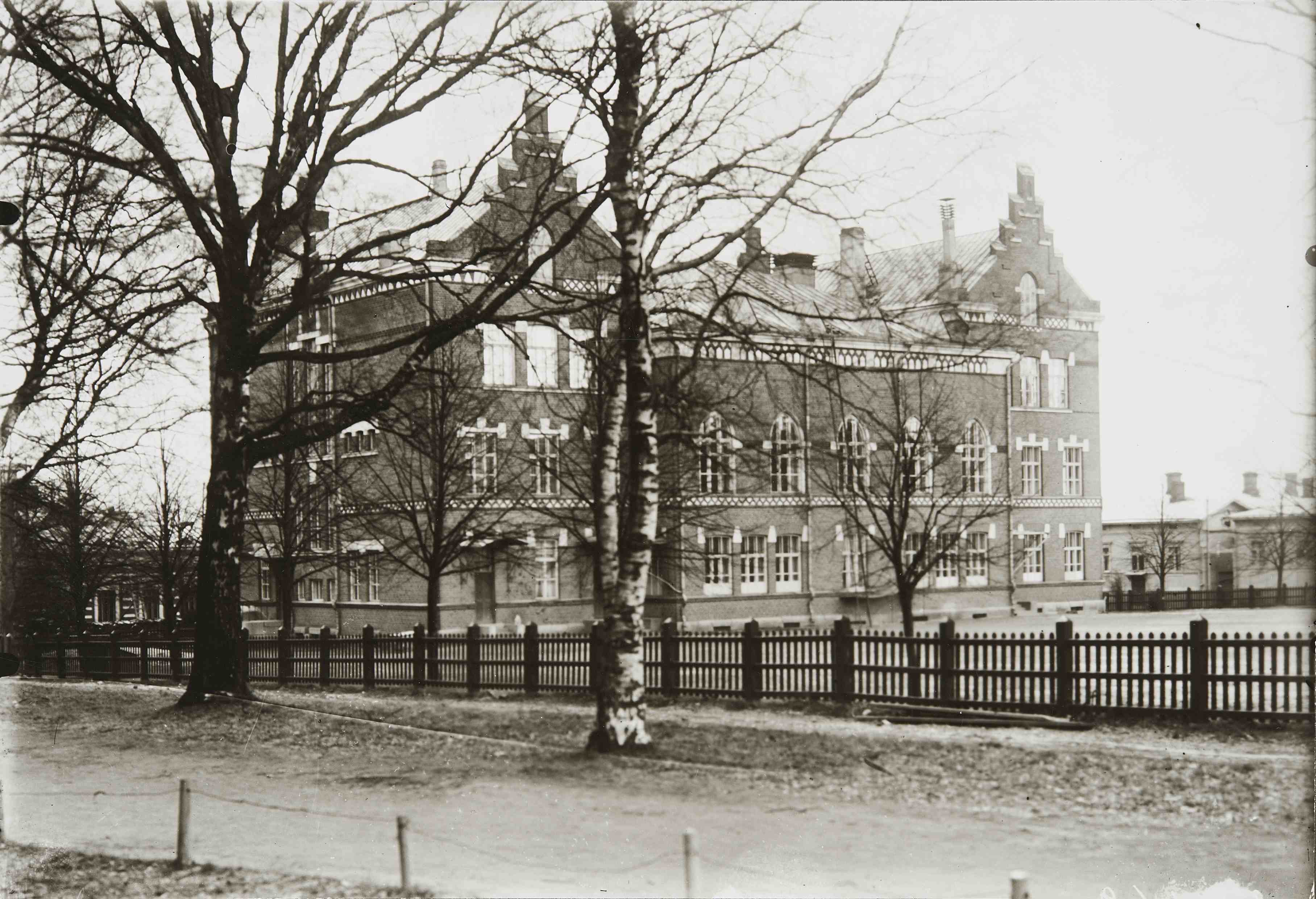 Tampereen Suomalaisen Yhteiskoulun vuonna 1901 valmistunut koulurakennus. (Museovirasto)